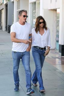 Cindy Crawford feet photo thumbnail