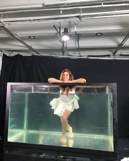 Cindy Crawford feet photo thumbnail