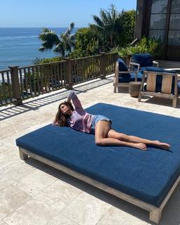 Cindy Crawford feet photo thumbnail