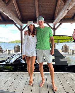 Cindy Crawford feet photo thumbnail