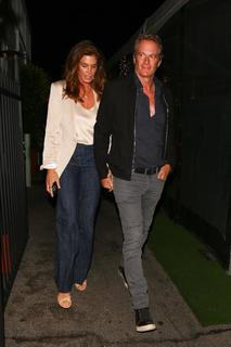 Cindy Crawford feet photo thumbnail