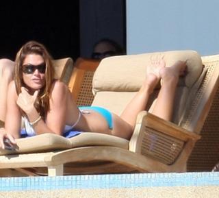 Cindy Crawford feet photo thumbnail