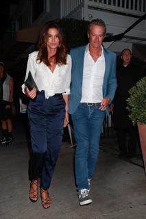 Cindy Crawford feet photo thumbnail