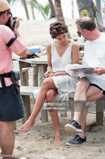 Cindy Crawford feet photo thumbnail
