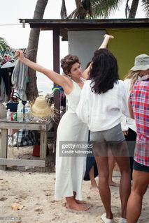 Cindy Crawford feet photo thumbnail