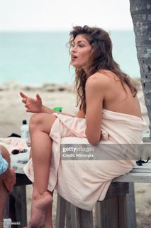 Cindy Crawford feet photo thumbnail
