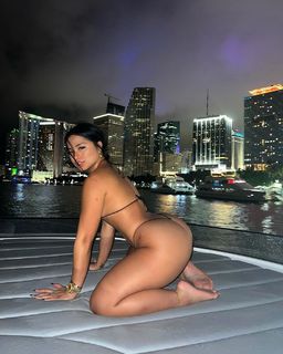 Cindy Tran feet photo thumbnail