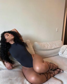 Cindy Tran feet photo thumbnail