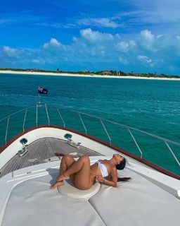 Cindy Tran feet photo thumbnail