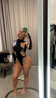 Cindy Tran feet photo thumbnail