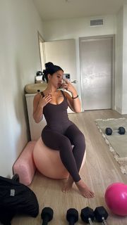 Cindy Tran feet photo thumbnail