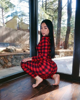 Cindy Tran feet photo thumbnail