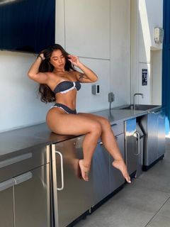 Cindy Tran feet photo thumbnail