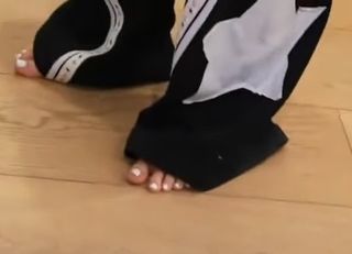 Cinnabrit feet photo 12