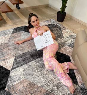 Cinta Laura Kiehl feet photo 2
