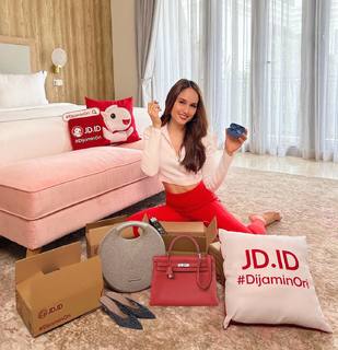 Cinta Laura Kiehl feet photo 5