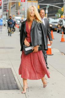 Claire Danes feet photo thumbnail