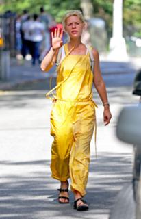 Claire Danes feet photo thumbnail