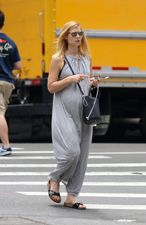 Claire Danes feet photo thumbnail