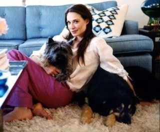 Claire Forlani feet photo thumbnail