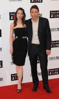 Claire Forlani feet photo thumbnail