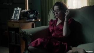 Claire Foy feet photo thumbnail