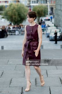 Claire Foy feet photo thumbnail