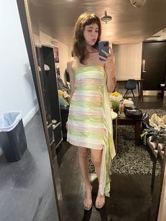 Clairo feet photo thumbnail