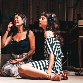 Clairo feet photo thumbnail