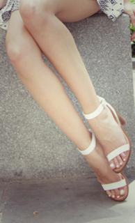 Clara Alonso feet photo thumbnail