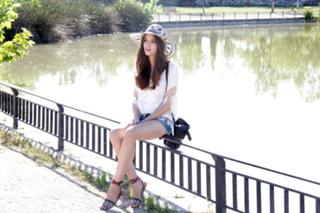 Clara Alonso feet photo thumbnail
