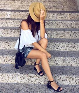 Clara Alonso feet photo thumbnail