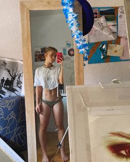 Clara Galle feet photo thumbnail