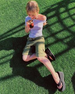 Clara Galle feet photo thumbnail