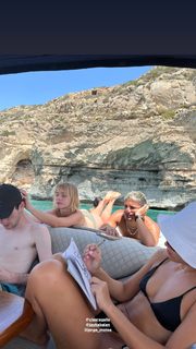 Clara Galle feet photo thumbnail