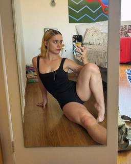 Clara Galle feet photo thumbnail