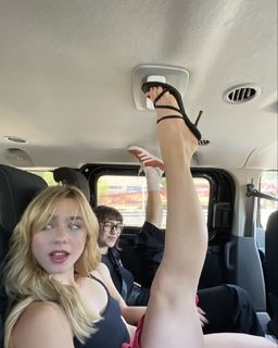 Clara Galle feet photo thumbnail