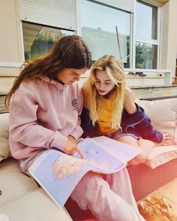 Clara Galle feet photo thumbnail