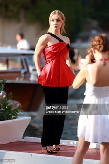 Clara Galle feet photo thumbnail