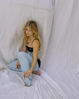 Clara Galle feet photo thumbnail