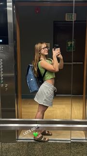 Clara Galle feet photo thumbnail