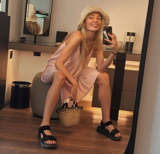 Clara Paget feet photo 20