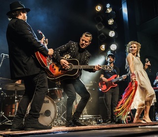 Clare Bowen feet photo 4