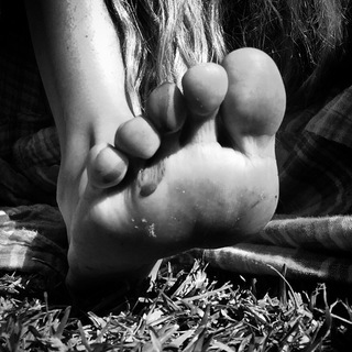 Clare Bowen feet photo 11