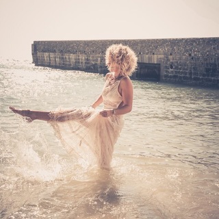 Clare Bowen feet photo 4