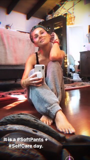 Clare Bowen feet photo 1