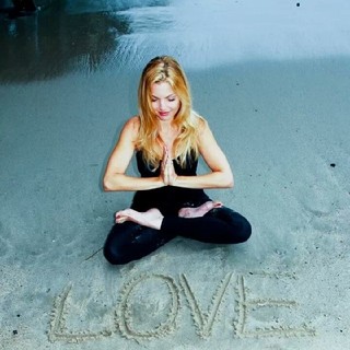 Clare Kramer feet photo 1