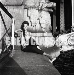 Claudia Cardinale feet photo thumbnail