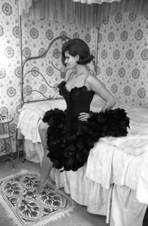 Claudia Cardinale feet photo thumbnail
