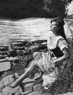 Claudia Cardinale feet photo thumbnail